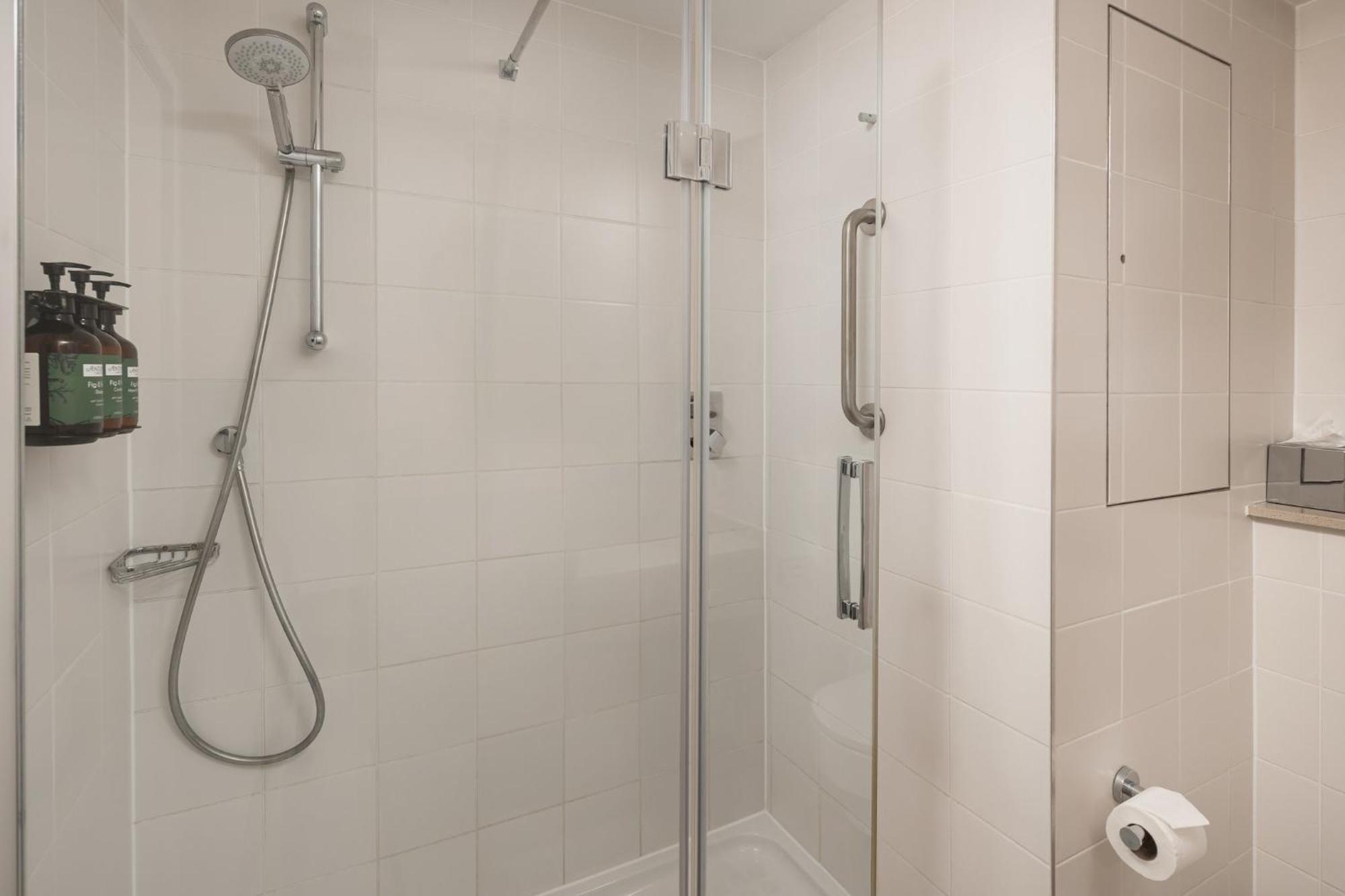 Crowne Plaza London Ealing By Ihg Hotel Екстериор снимка