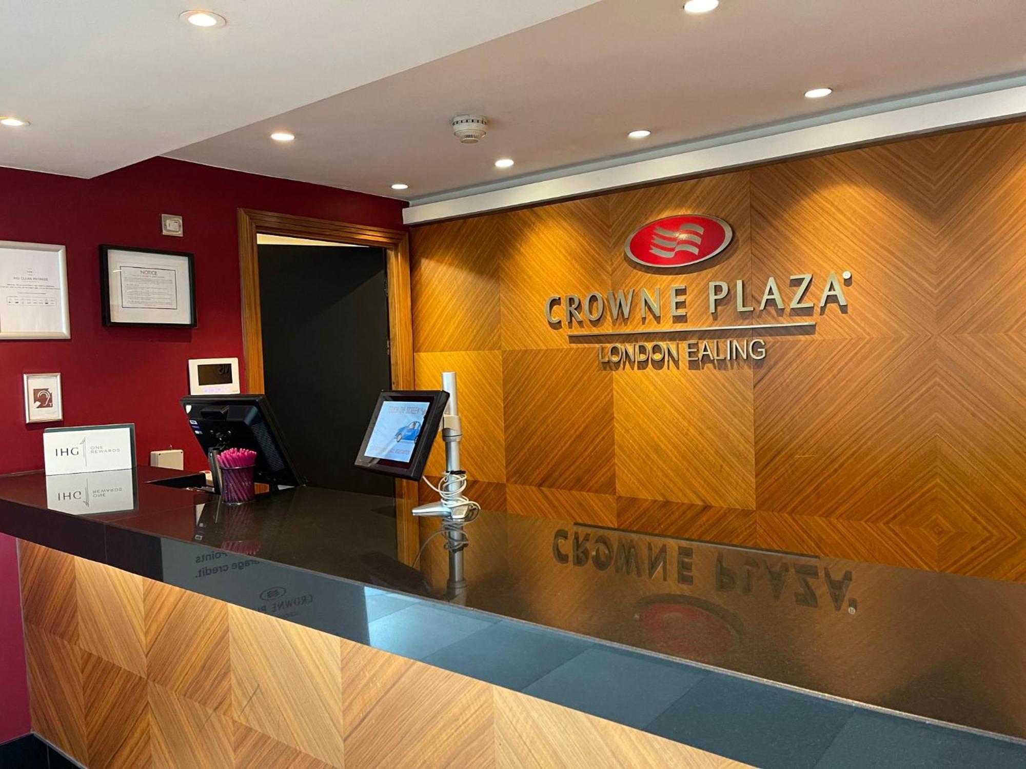 Crowne Plaza London Ealing By Ihg Hotel Екстериор снимка