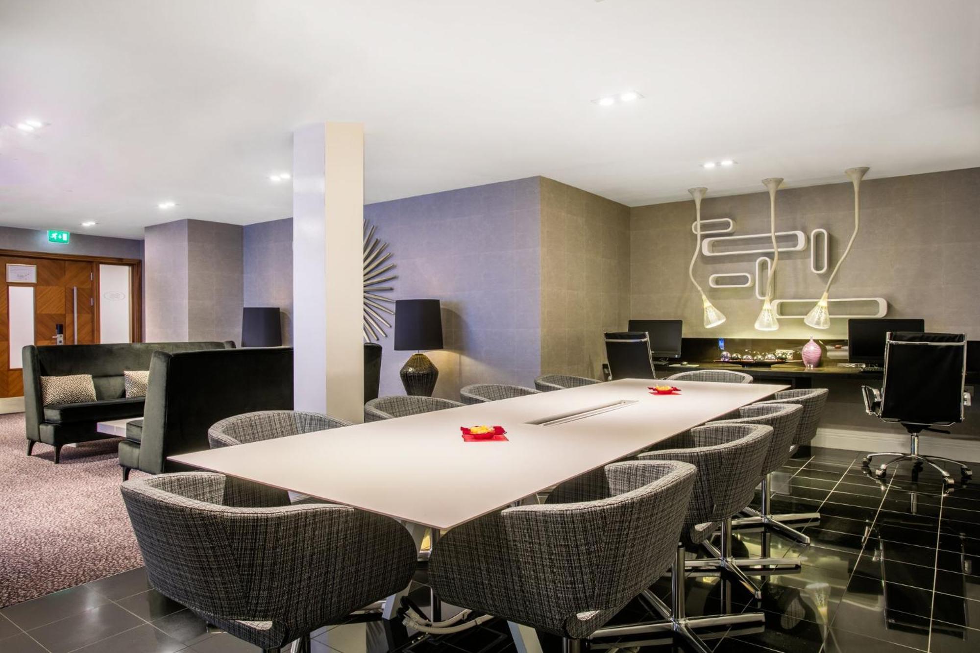 Crowne Plaza London Ealing By Ihg Hotel Екстериор снимка